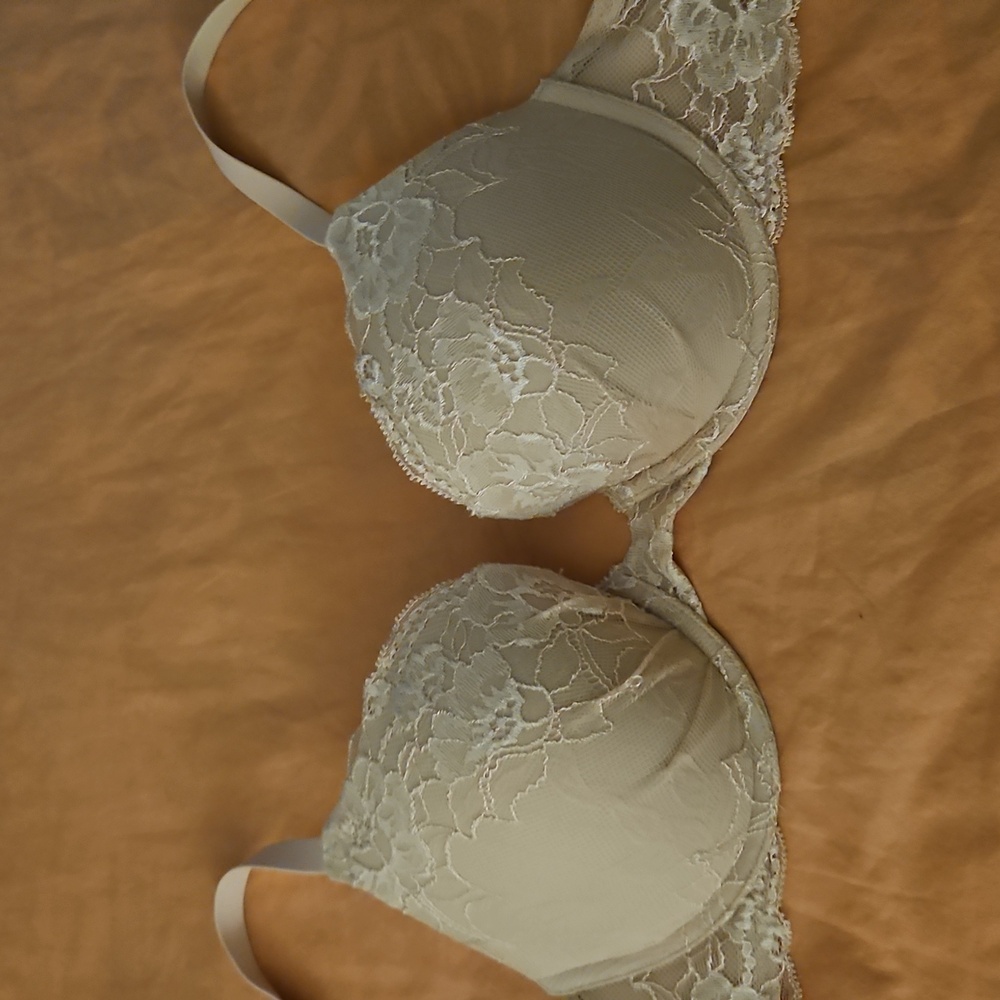 Lace Underwire Bra with Up.lift Support.